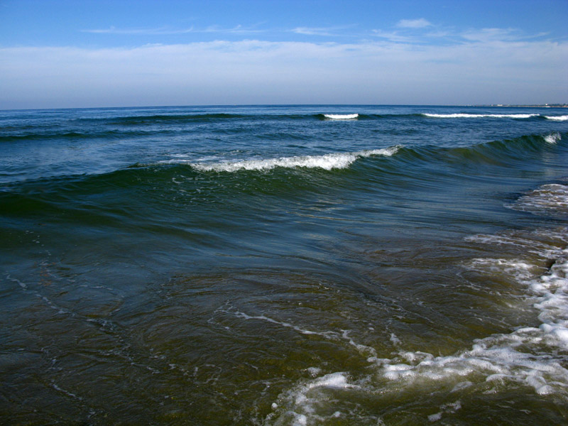 Черное море на песчаном пляже Анапы