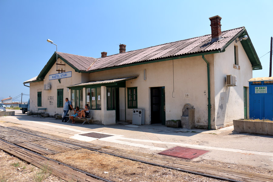 Каштел Старый, железнодорожная станция