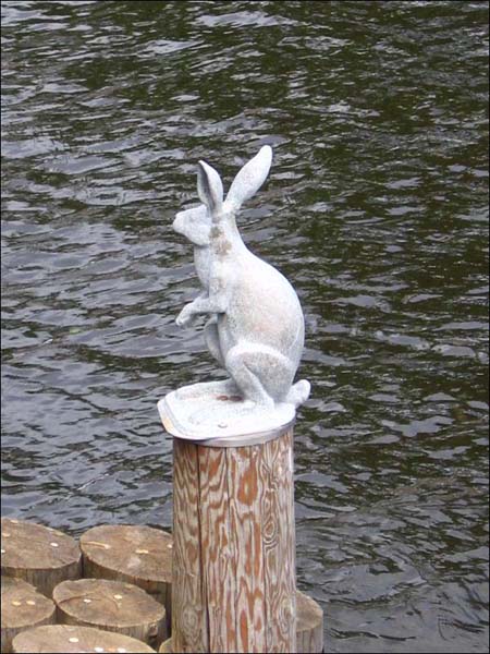 Санкт-Петербург, скульптура зайца при входе на Заячий остров