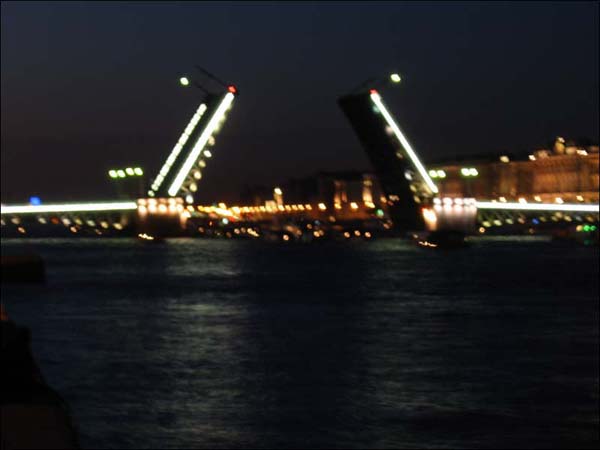 Белые ночи - разведенный Дворцовый мост