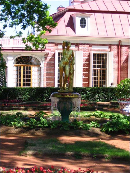 Петергоф - Нижний парк, Монплезирский сад, фонтан-колокол