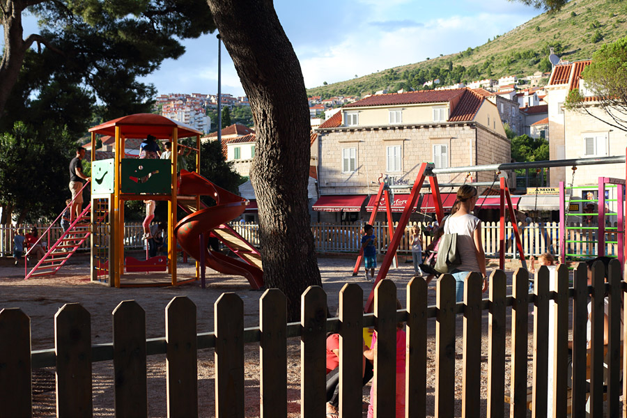 Прогулка по Дубровнику, детская площадка возле Нового порта