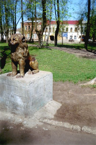 Лев - одна из четырех скульптур, расположенных на аллее сквера