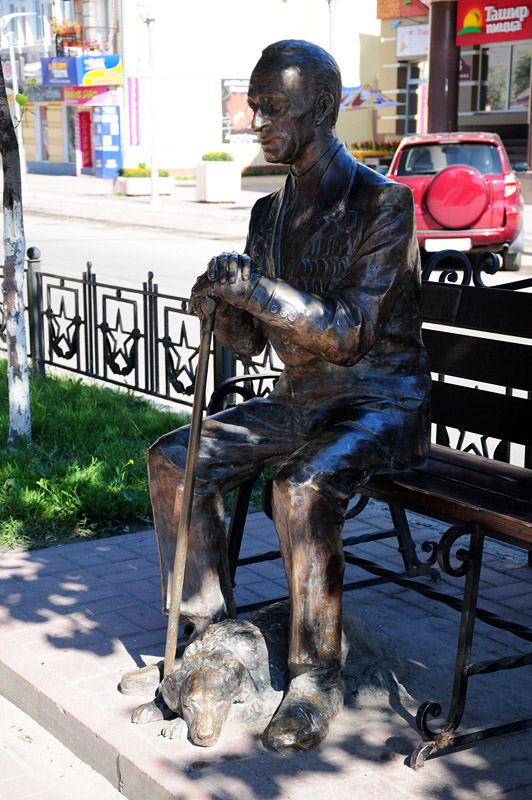 Калуга, памятник ветерану возле площади Победы