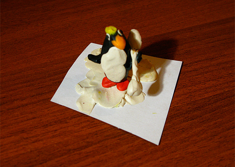 Пингвин с гантелей