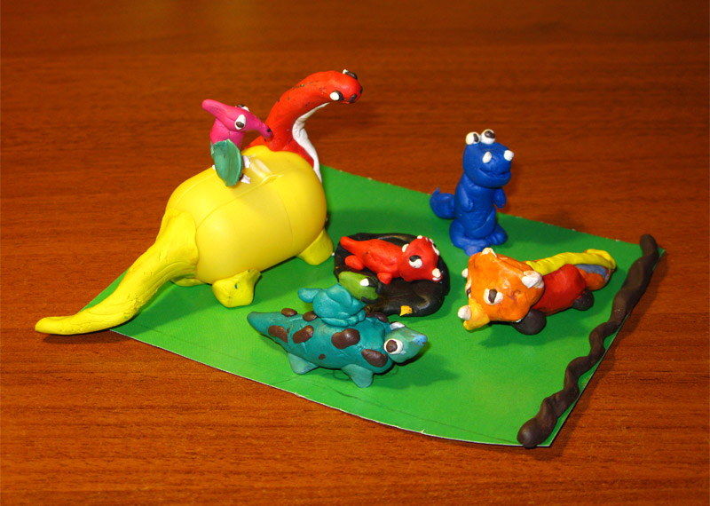 Киндер пластилины. Динозавр из киндера и пластилина. Динозавры из киндера. Лепка сюжетная Динозаврики. Динозавр из пластилина для детей.