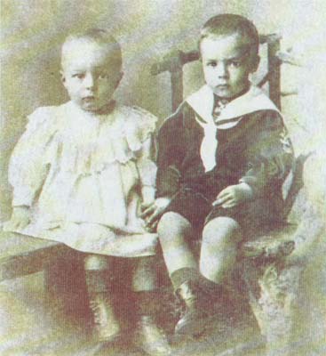 Двухлетний Володя (справа) со своим братиком